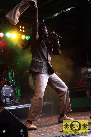 Suga Roy (Jam) with Conrad Crystal and The House Of Riddim Band 17. Reggae Jam Festival, Bersenbrueck 07. August 2011 (2).JPG